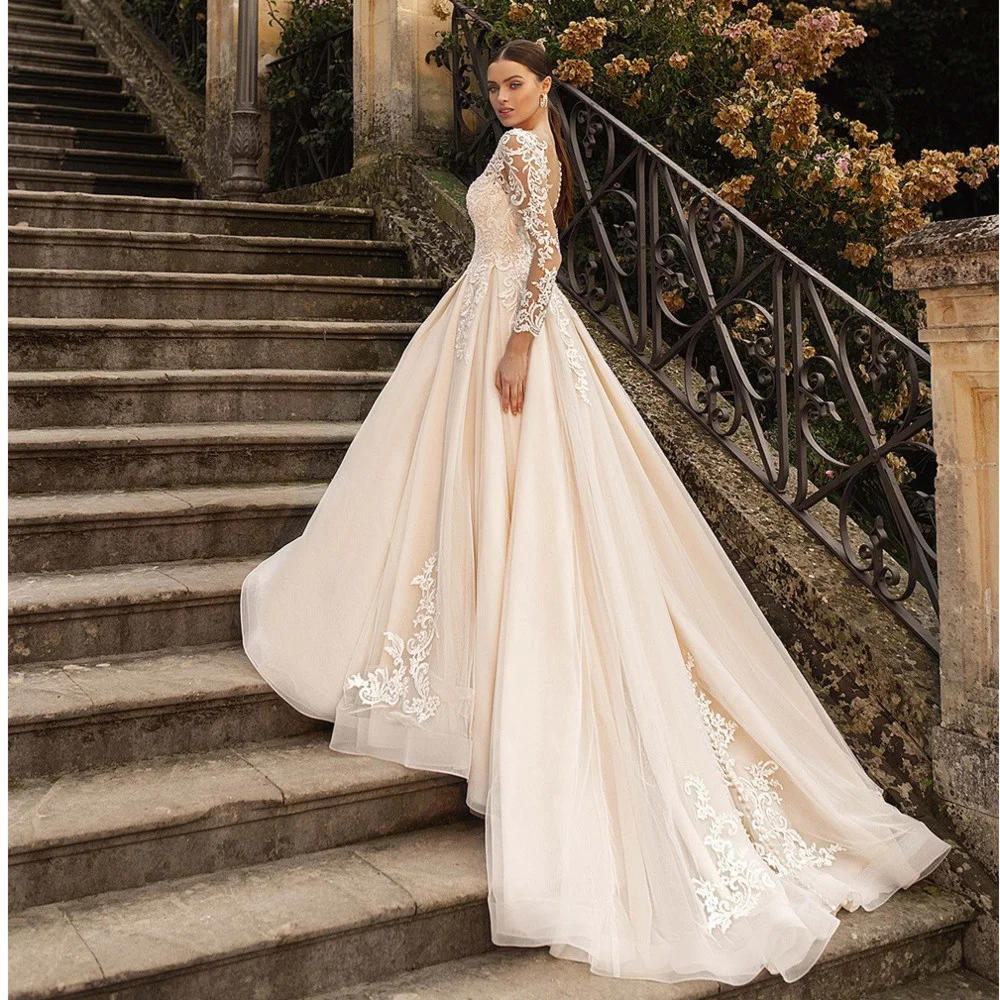 

Платье свадебное кружевное с длинным рукавом и глубоким V-образным вырезом