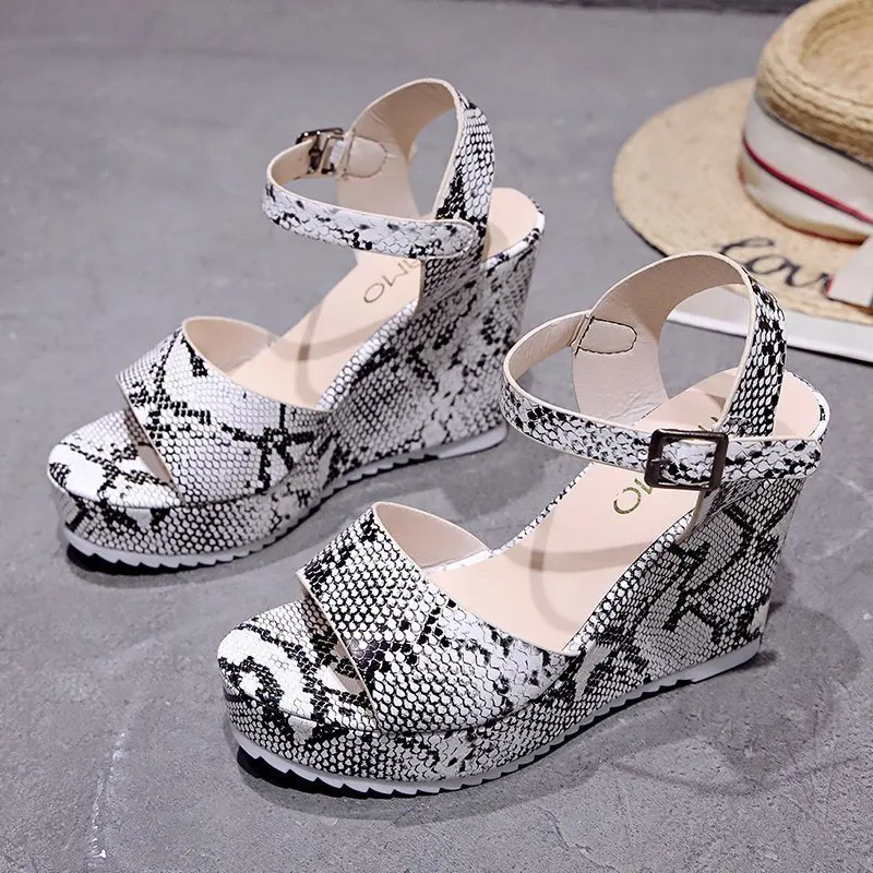 

Fashion Womens Shoes 2022 Large Size Flat Sandals Summer Heels Luxury Big New Retro Low Without Girls PU Totem Slides Fabric Sca