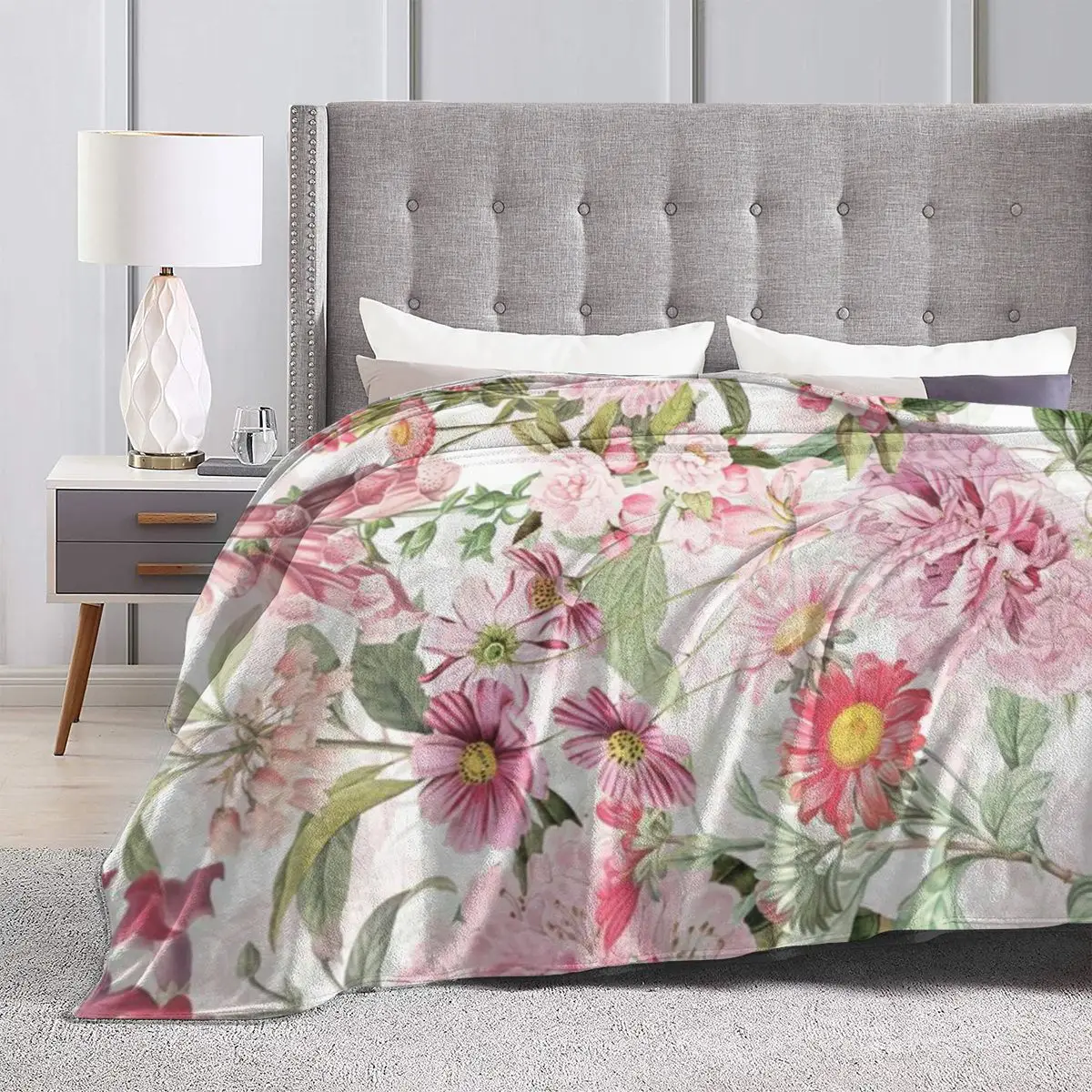 Винтажное ультрамягкое одеяло из микрофлиса с розовым весенним цветком и лугом в