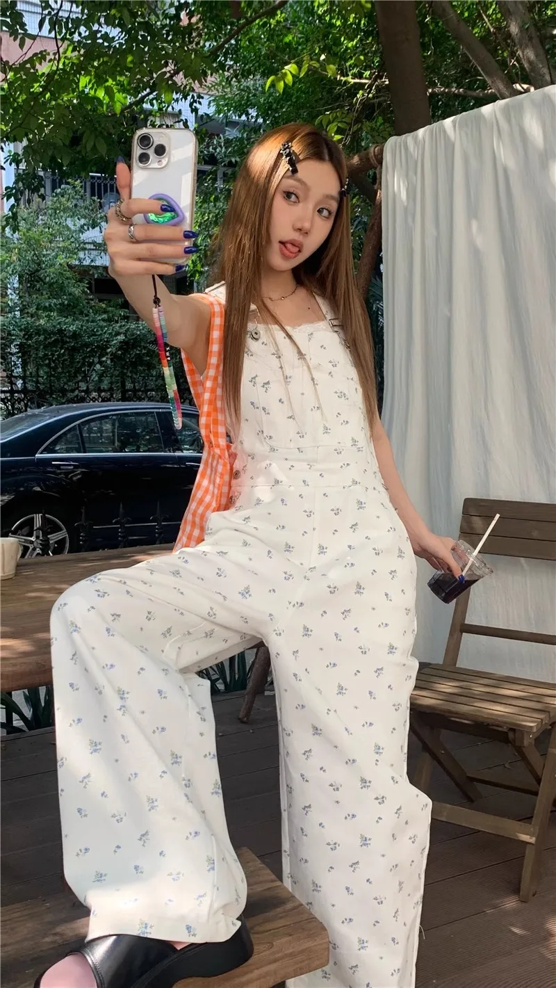 Женский джинсовый комбинезон с широкими штанинами и большими карманами