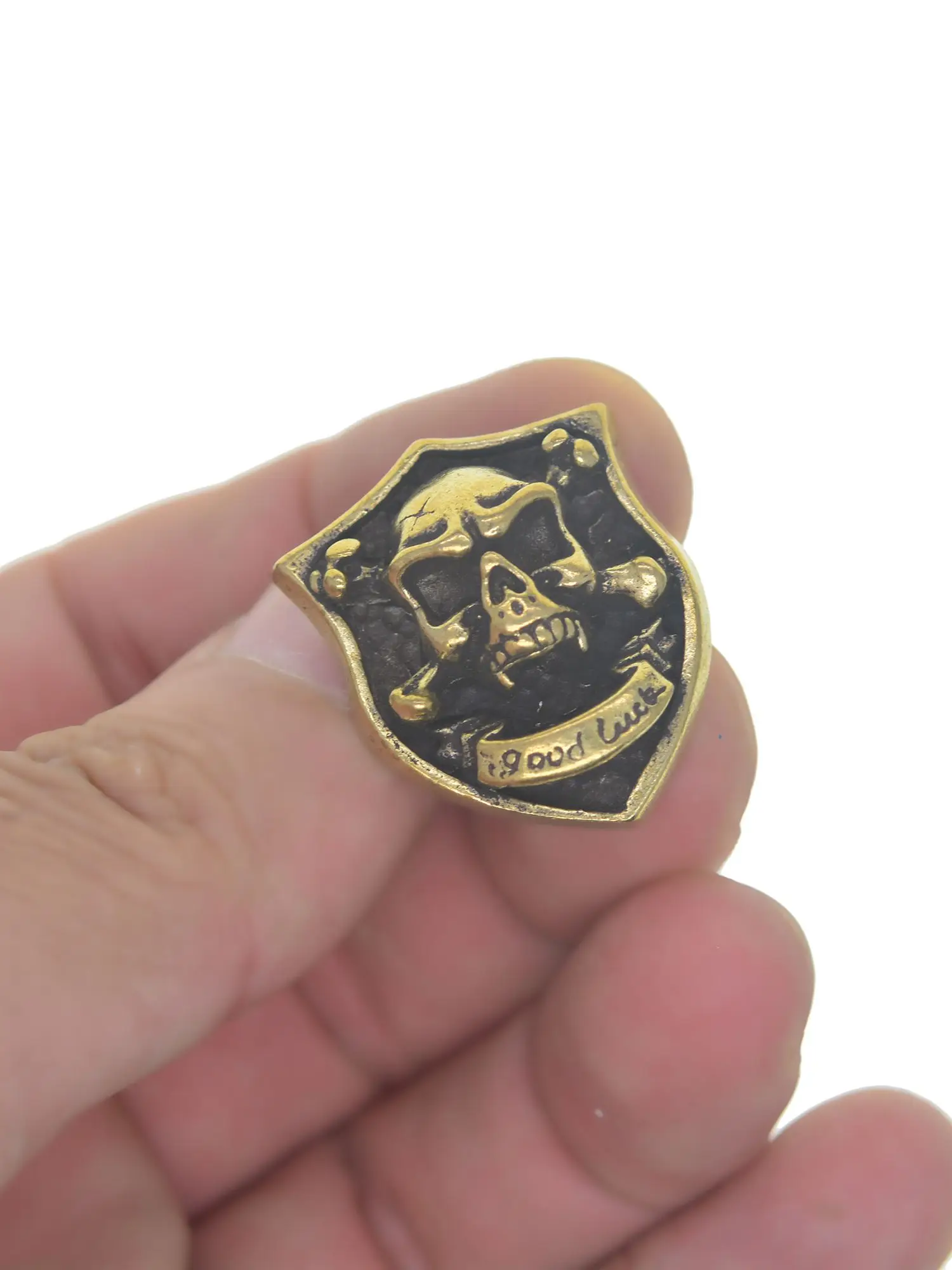 

Латунный щит с черепом