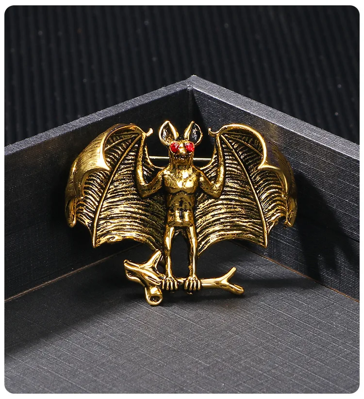 Женский значок в виде летучей мыши готическом стиле