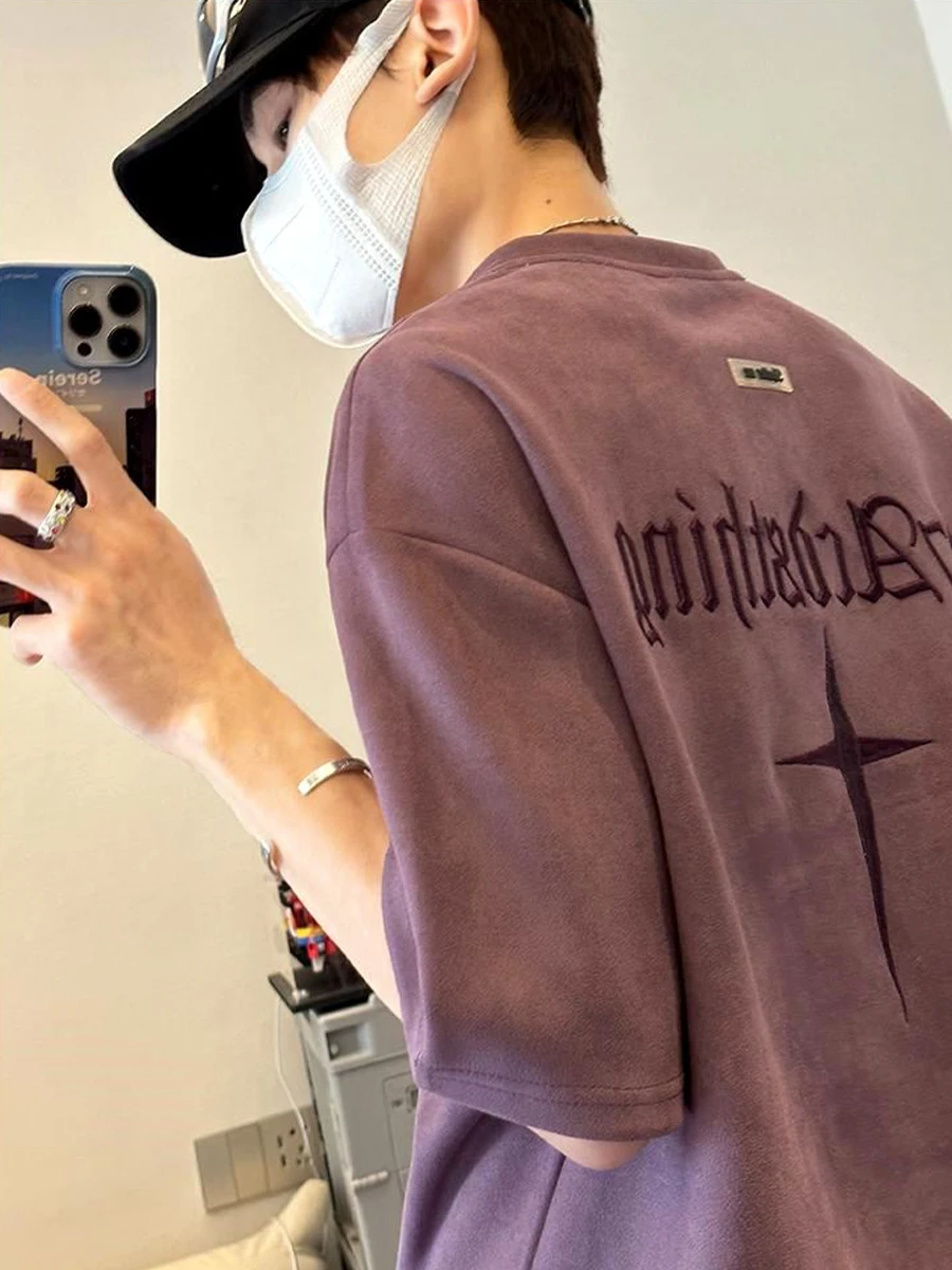 Тяжелая замшевая футболка с короткими рукавами и вышивкой букв мужская из