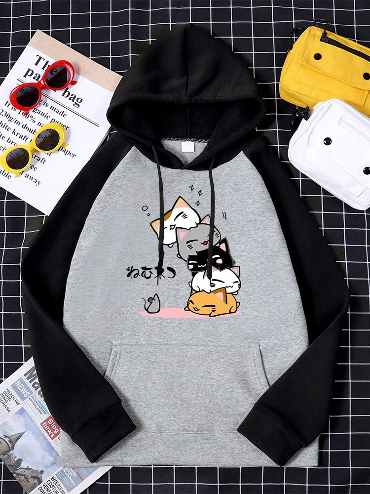 

Cute Stacked Cats Sleeping Don't See The Mouse Womens Raglan Hoodies Casual Retro Long Sleeves Autumn Fashion Female Sweatshirts