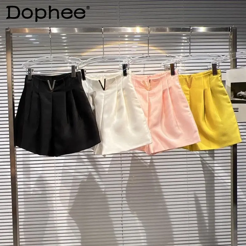 2023 Summer New Arrivals Metal V Letter Casual Wide Leg Shorts Women
