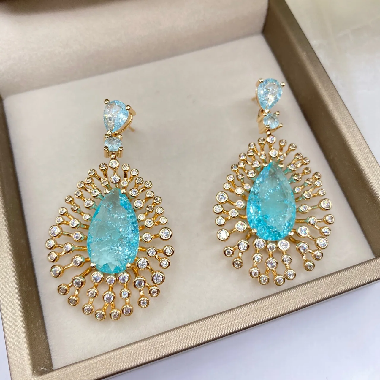 

Роскошные женские серьги из серебра пробы с блестящим турмалиновым драгоценным камнем в стиле ретро