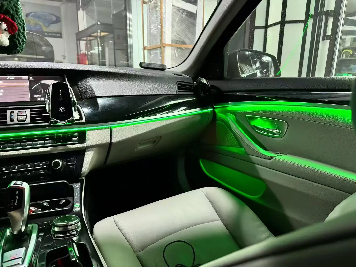 Фото Для BMW 5 серии F10 F18: Светодиодная атмосферная подсветка салона, симфоническая подсветка, автомобильная подсветка с функцией изменения цвета №1