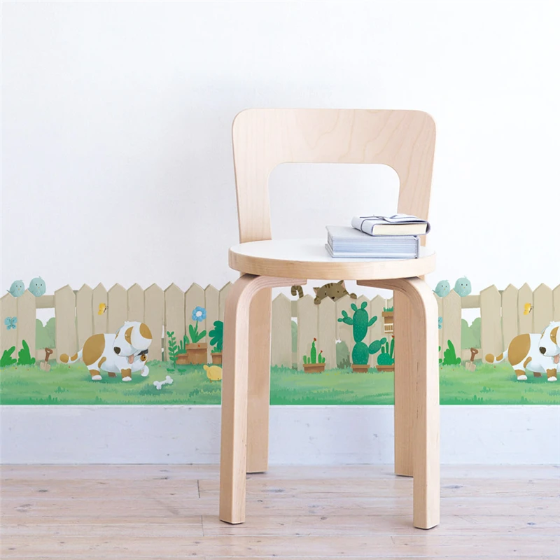 Озорная собака кошка в саду забор настенные наклейки для детской комнаты плинтус