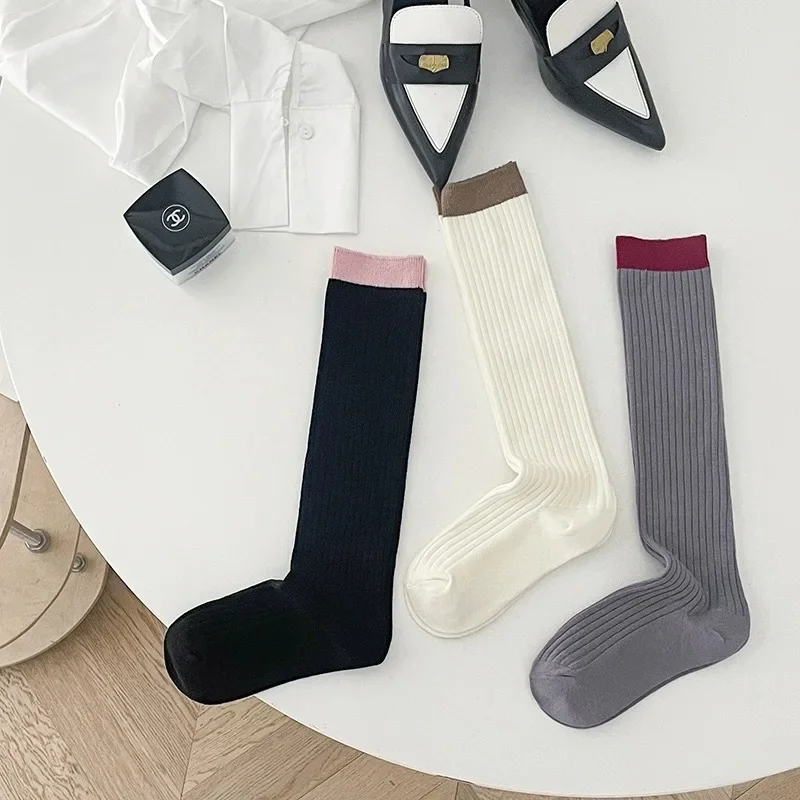 Двухцветные носки до середины икры в гребнем стиле. Милые британском стиле с