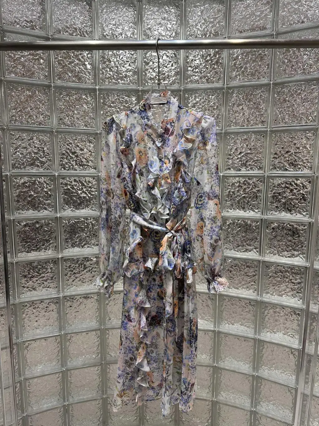 

The rose print on the Xia Xin long dress is full of romantic and worldly charm,