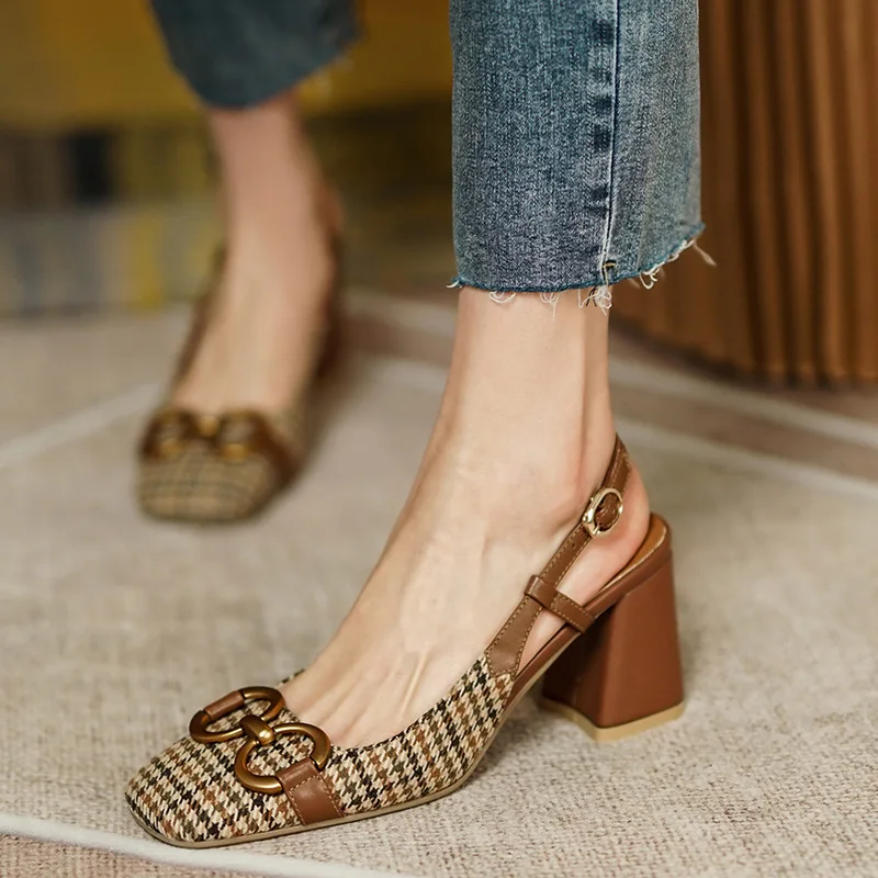 

Женские летние туфли на высоком каблуке с металлическим украшением и квадратным носком, туфли-лодочки с ремешком на пятке для женщин, новинка 2023, винтажные клетчатые туфли Baotou на массивном высоком каблуке