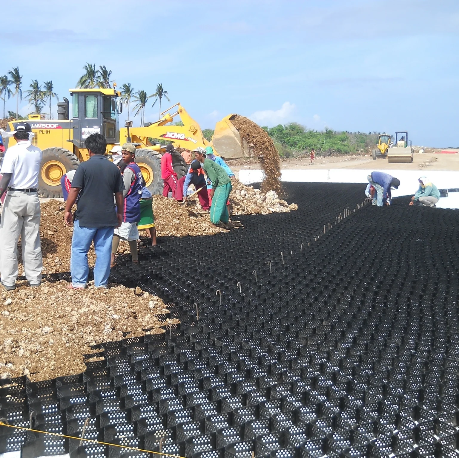 Фото Георешетка из ПНД (HDPE) высотой 100 мм для тяжелых нагрузок на проезжей части, высокопрочная, антикоррозийная, долговечная — цена за небольшие образцы №3