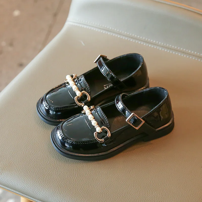 

Детские кожаные туфли в британском стиле на весну и осень, новинка 2022, повседневные Лоферы для девочек с жемчужинами и липучками для маленьк...