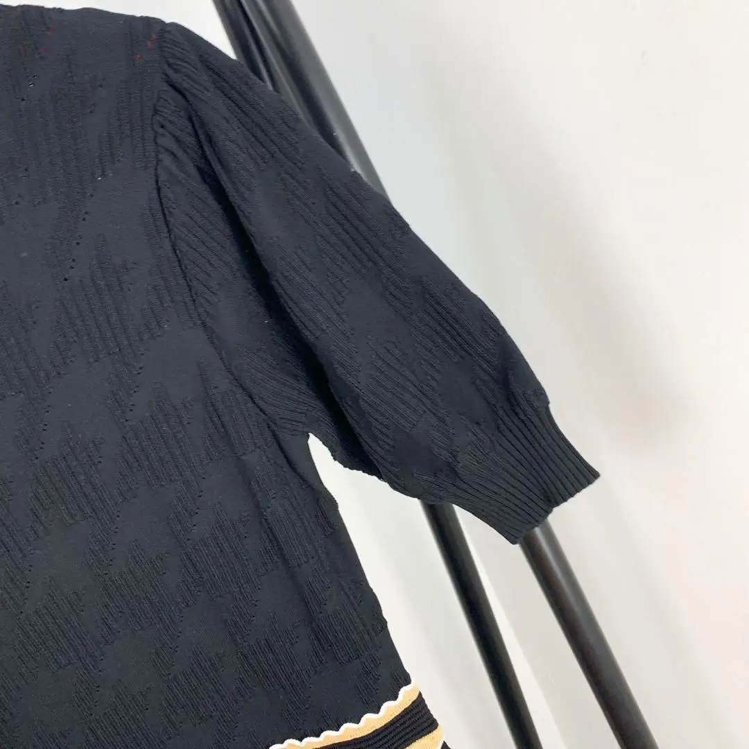 

Женское трикотажное платье контрастных цветов с высоким воротником