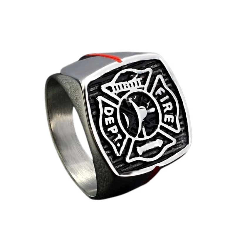 

Черные украшения с надписью «La лтима» в стиле панк