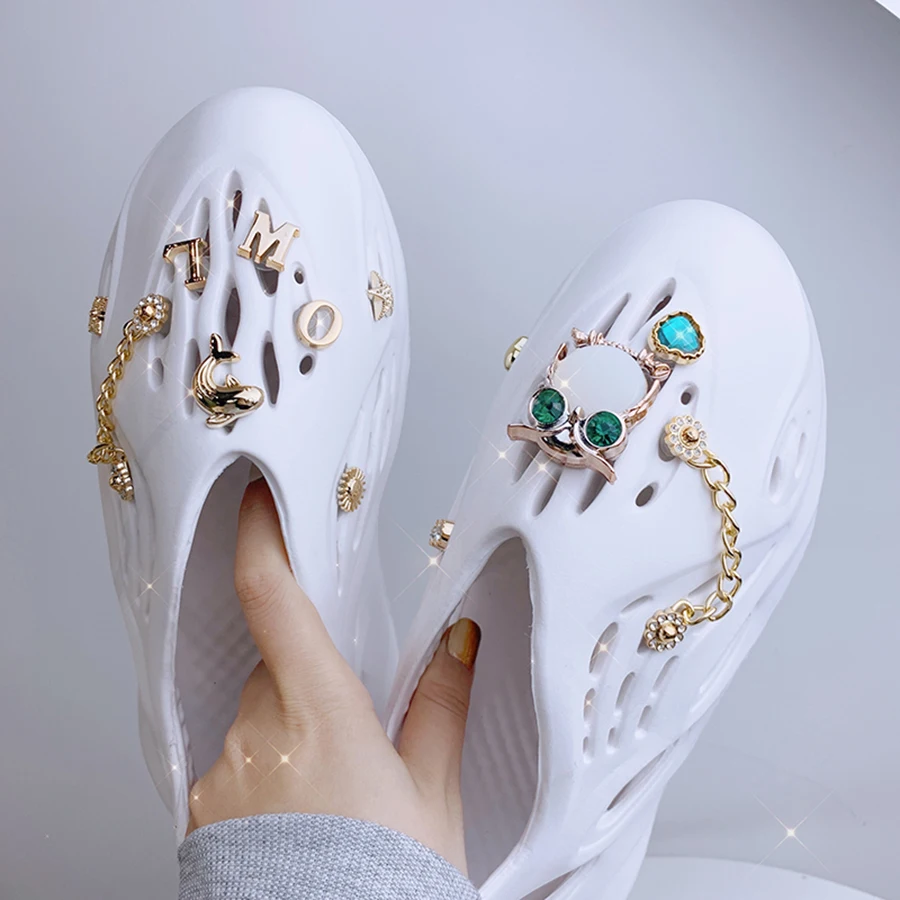 

Fashion Women Shoes And Charms Rhinestones Jewelry Clog Garden Shoes Beach Sandals Flip Flops Size 36-45 Female Flat Slippers