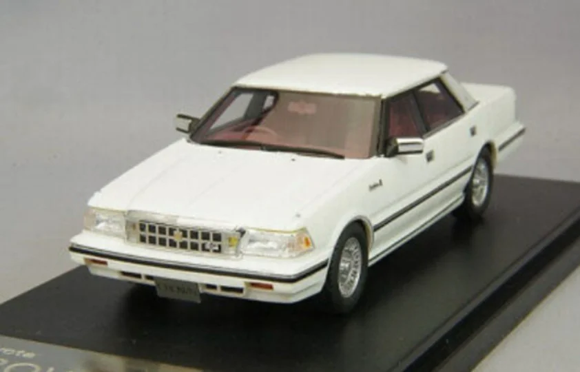 

1/43 Resin Simulation Car Model Hi Story 4 Door Sedan Toyota Crown Royal G 1986 White High-end Collection Ornament Gift