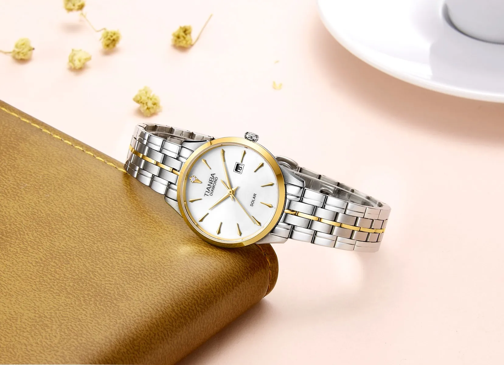 Женские кварцевые часы с календарём на стальном ремешке