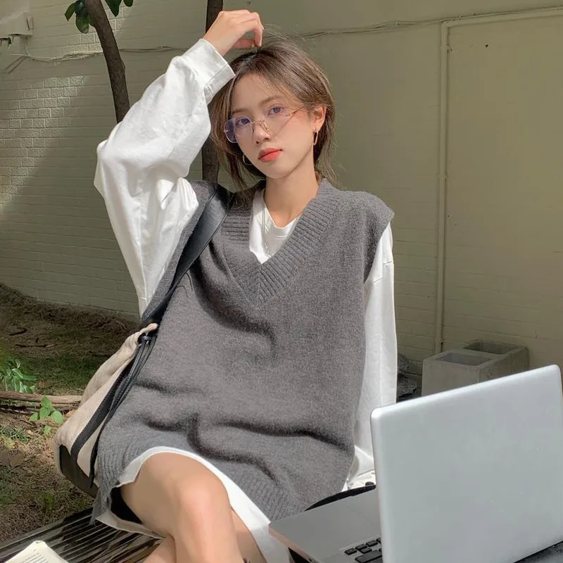 

Женский трикотажный жилет с V-образным вырезом