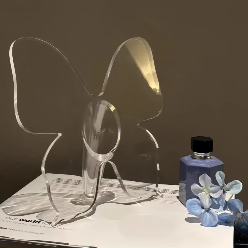 

Акриловая ваза с бабочкой