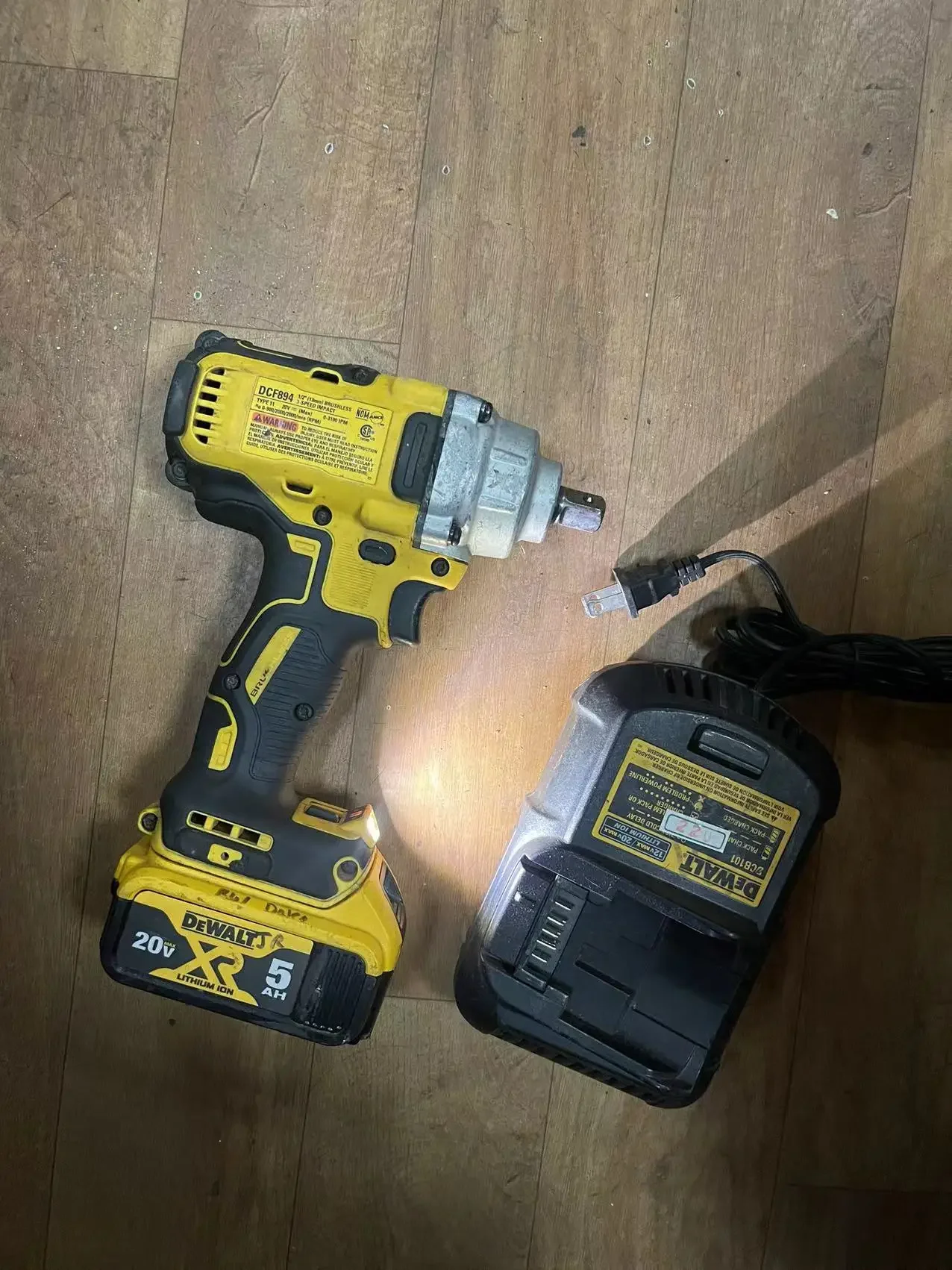 DEWALT DCF894B 20 в 1/2 дюйма беспроводной ударный гайковерт с аккумулятором 5AMP и зарядным