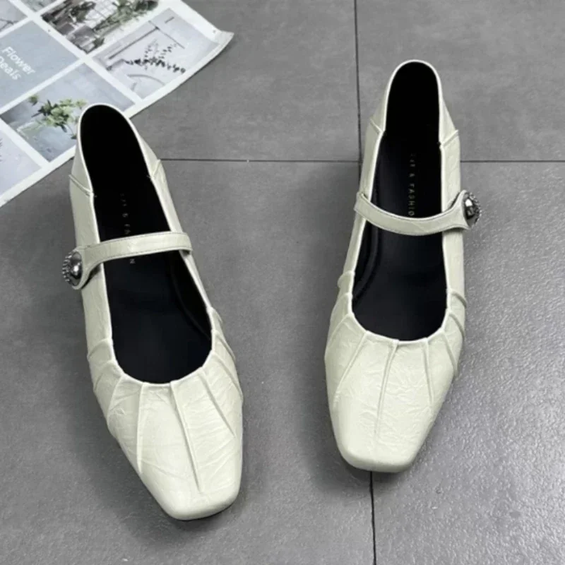 Женские туфли на высоком каблуке с металлическим украшением