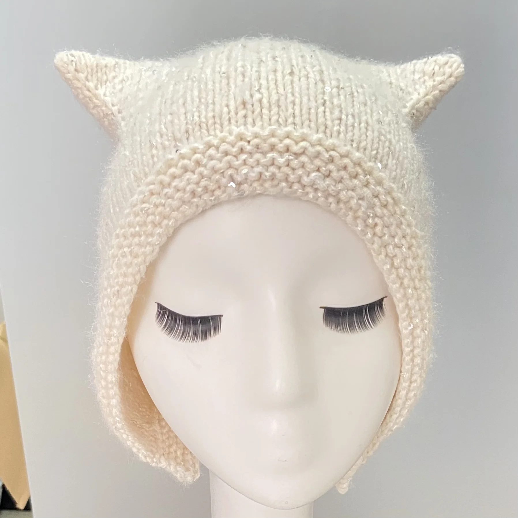 Женская забавная теплая вязаная зимняя однотонная бежевая шапка в виде кошки с