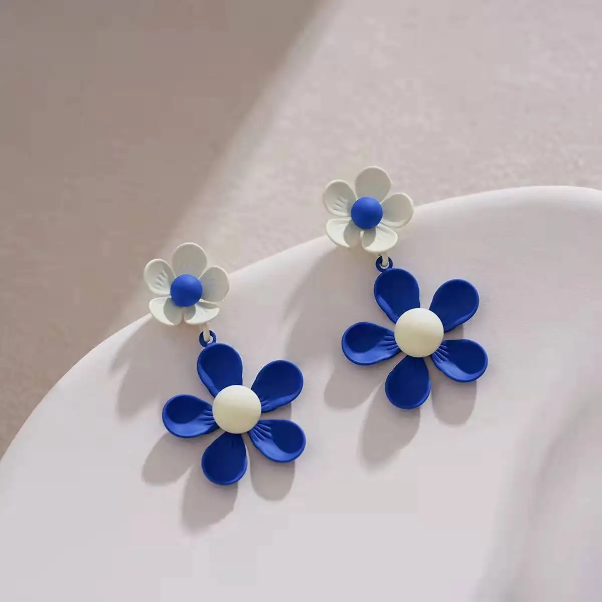 

Fashionable temperament contrasting color flower earrings female niche design all-match white sun flower ear jewelry