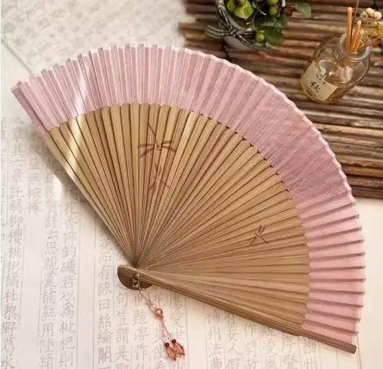 

Бамбуковый складной веер со стрекозой