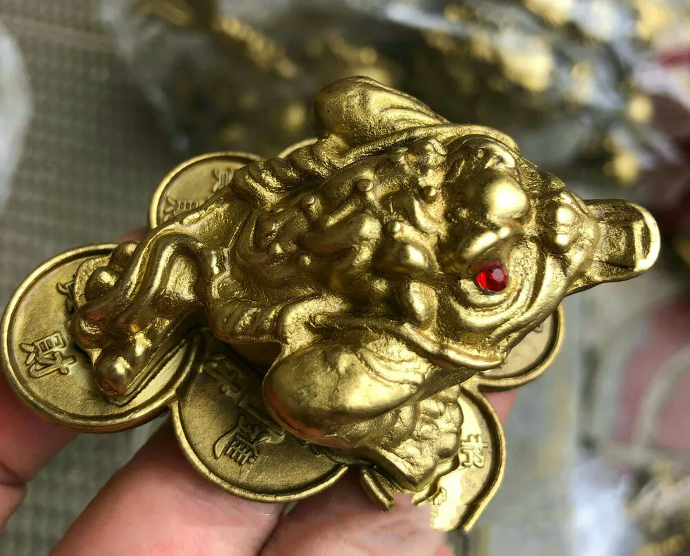 Китайская фольклорная бронзовая фэншуй Золотая жаба кружевная монета юаньбао для денег, богатства Статуя Китайская фольклорная бронзовая фэншуй Золотая жаба кружевная монета юаньбао для денег, богатства Статуя