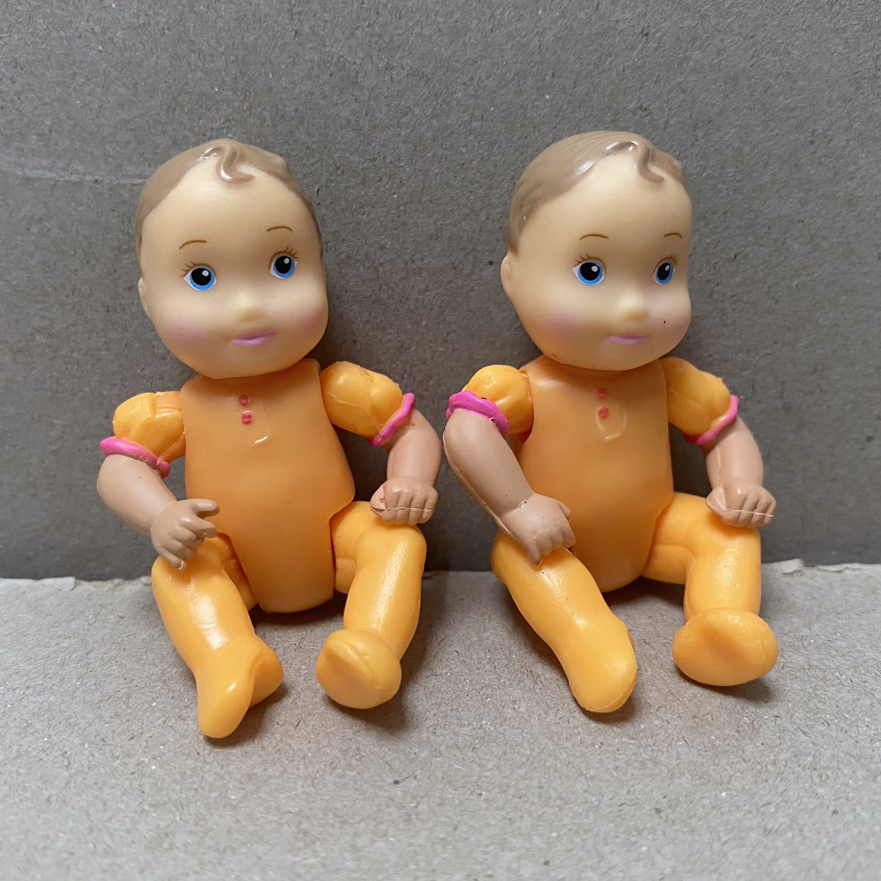 

LOT OF 2PCS (2.5 INCH) FISHER PRICE LOVING FAMILY BABY GIRL SISTER DAUGHTER DOLLHOUSE GIFT