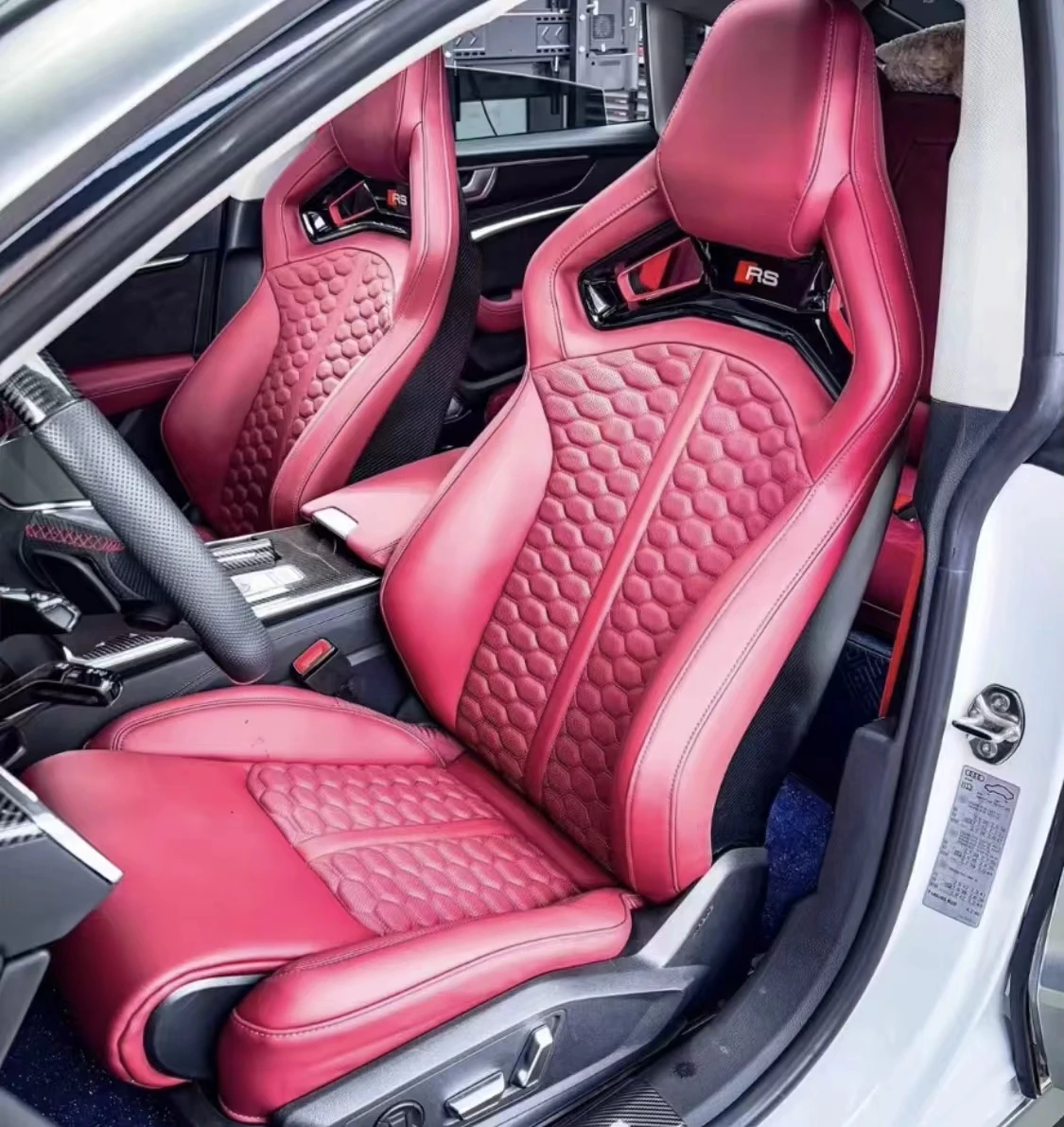 Фото Автомобильные аксессуары: Спортивные гоночные сиденья-ковши RS6 с индивидуальной кожаной обивкой для моделей A3, A4, A5, A6, A7, Q5, Q7, Q8 (обновление) №3
