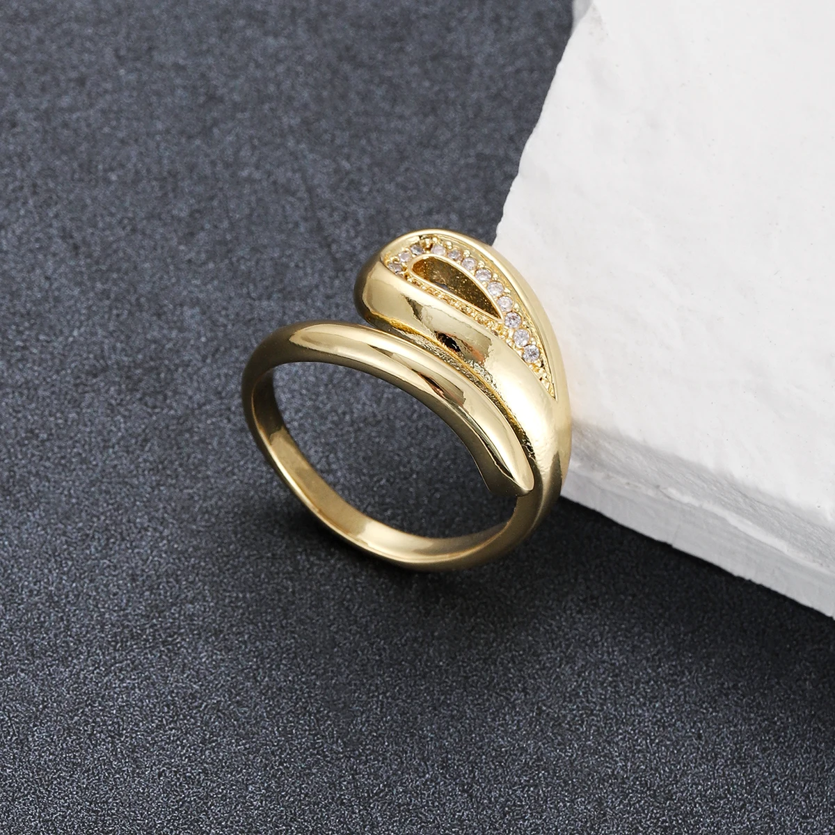 Изысканное женское кольцо в форме сердца с покрытием из 18-каратного золота