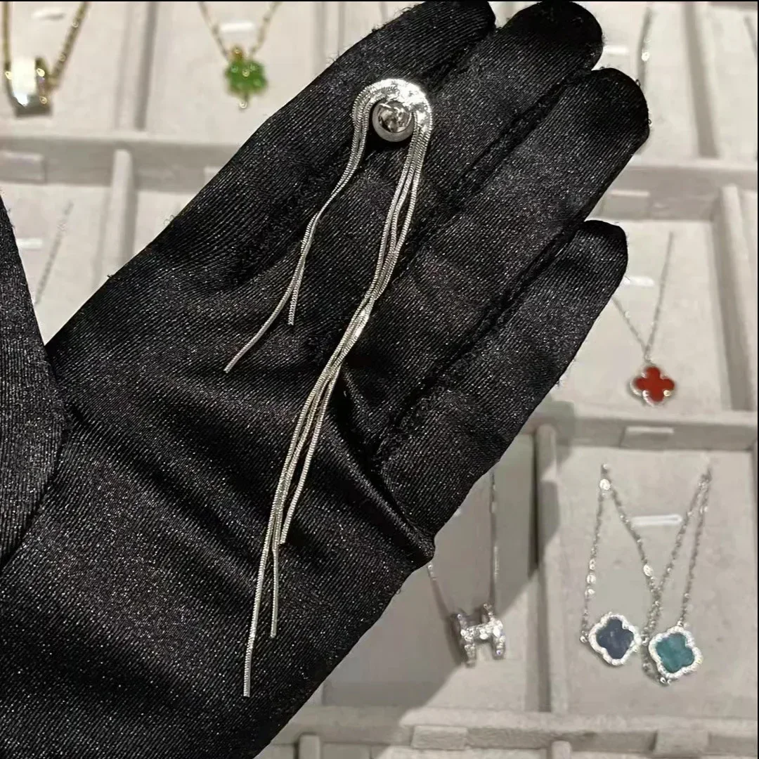 Серьги-гвоздики серебряные в виде змеи с жемчугом
