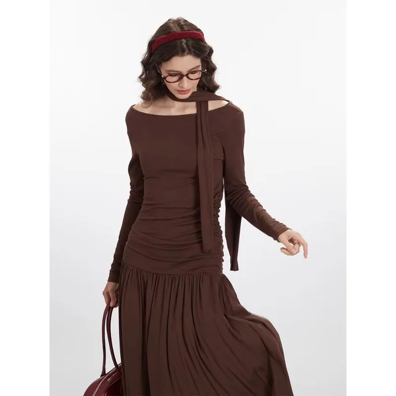 Женское платье с разрезом на шее Nariele