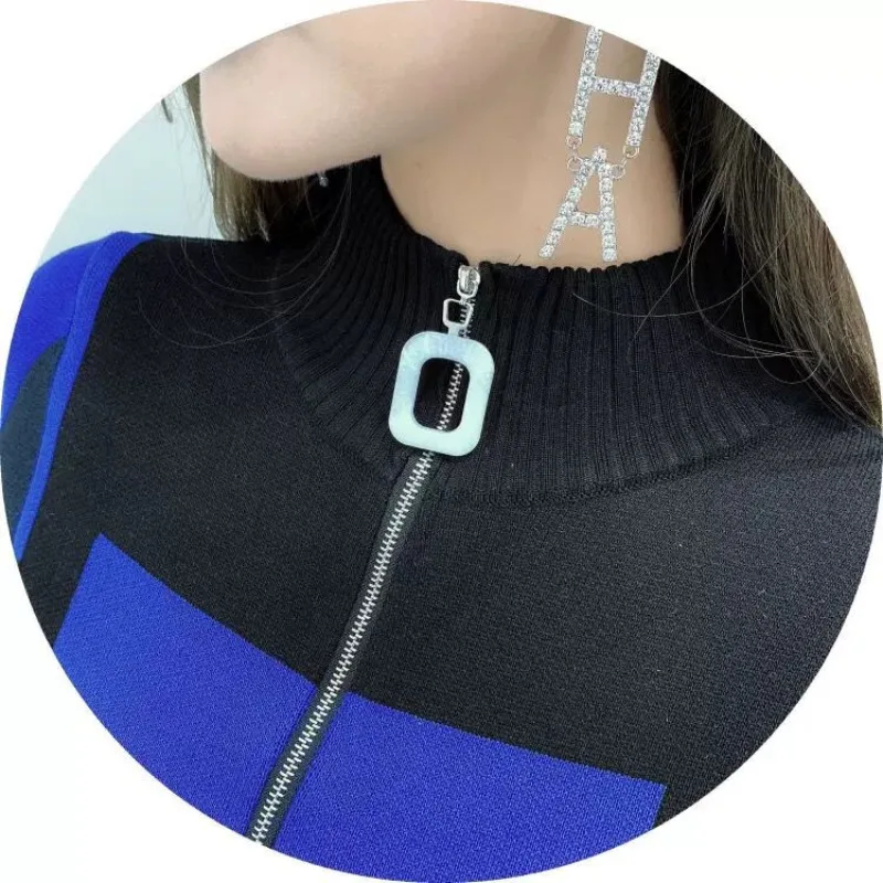 Элегантное трикотажное женское платье контрастных цветов на молнии средней