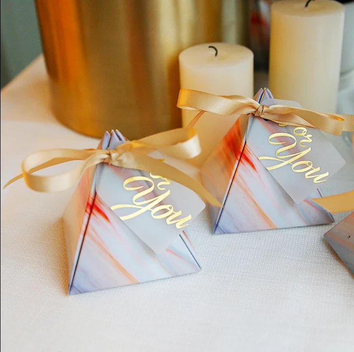 

50Pcs Marble Pattern Triangular Pyramid Wedding Favors Candy Boxes Giveaways Boxes Party Gift Box With Ribbons & Tags