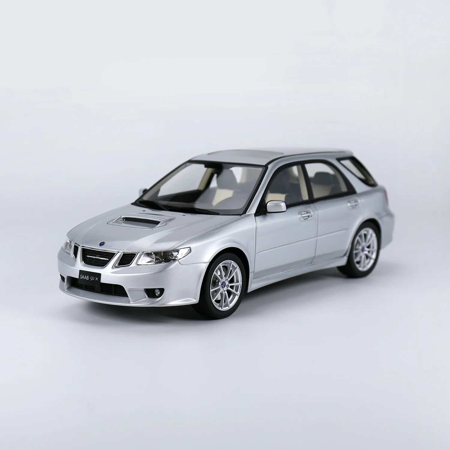 Фото 1-18 Saab 9-2X Модель из аэрозольной смолы RadScale №3