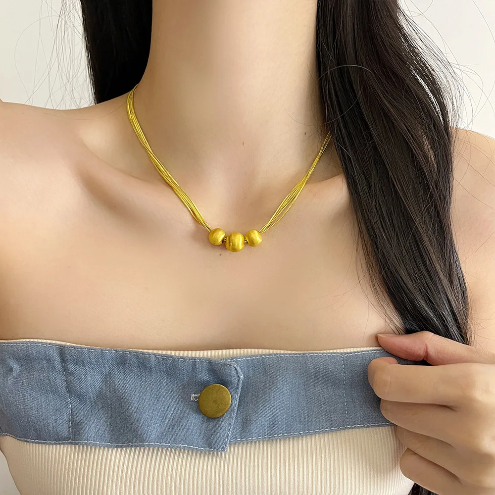 Многослойное ожерелье с металлическими матовыми круглыми бусинами женское