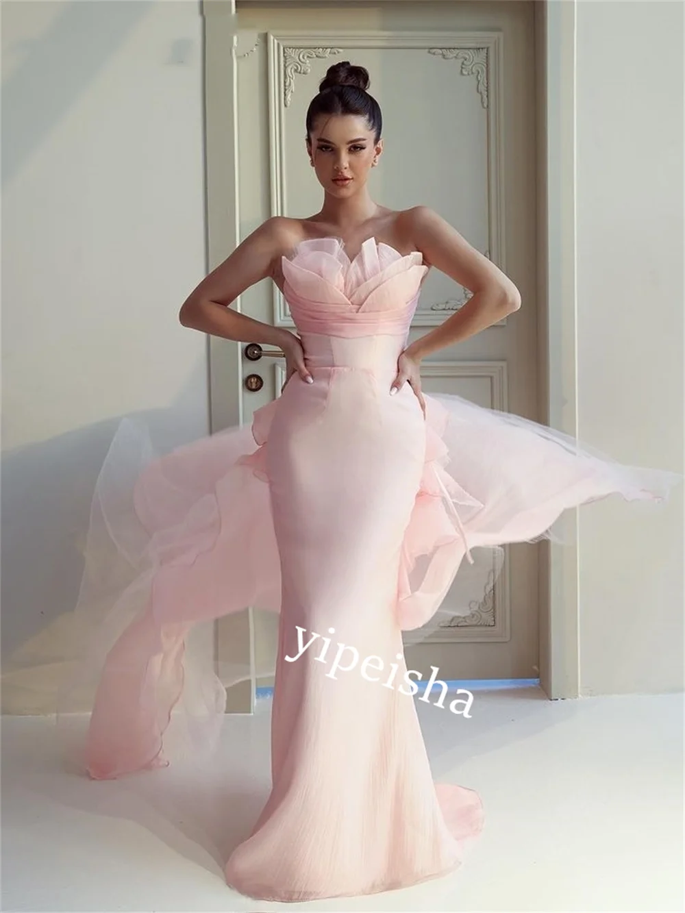 Вечернее шифоновое облегающее платье без бретелек с рюшами для помолвки длинное