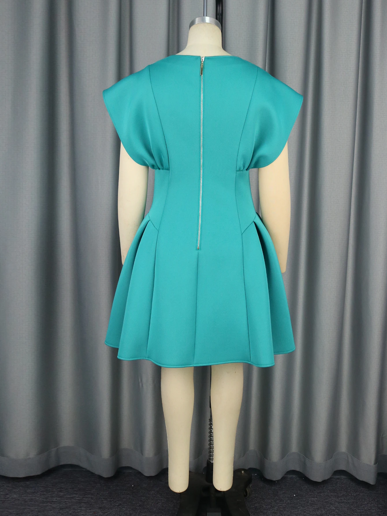 Зеленое облегающее платье-футляр с круглым вырезом коротким летающим рукавом и