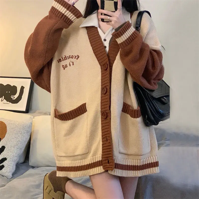 Женский вязаный кардиган с вышивкой и V-образным вырезом