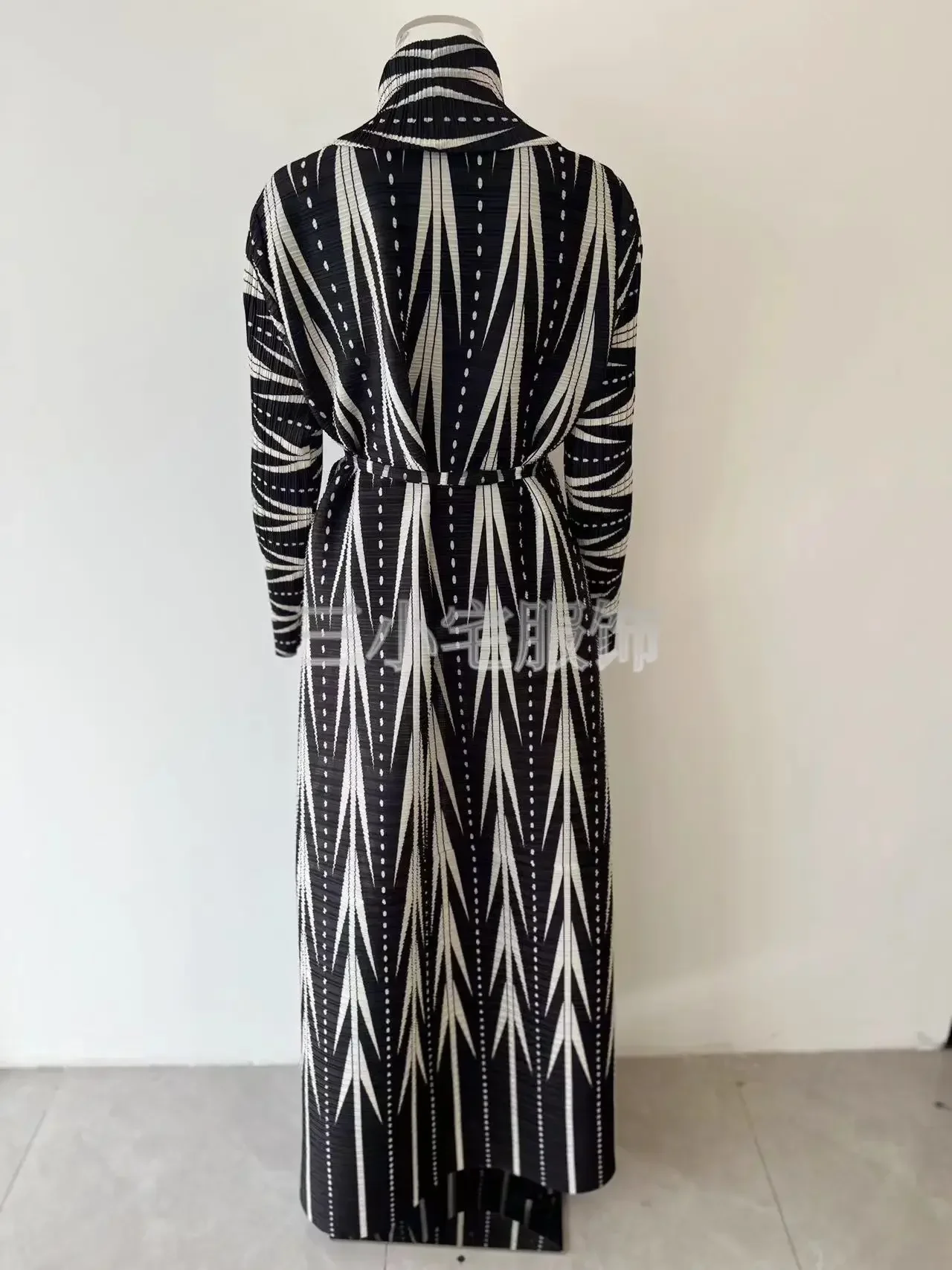 Плиссированный халат с длинным рукавом и принтом ветрозащитное женское пальто