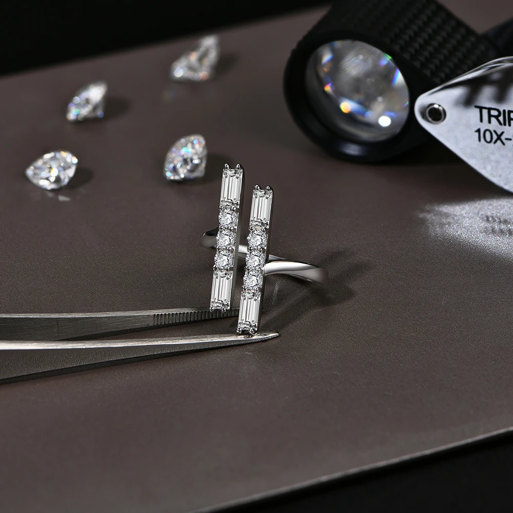 Женское кольцо с муассанитом