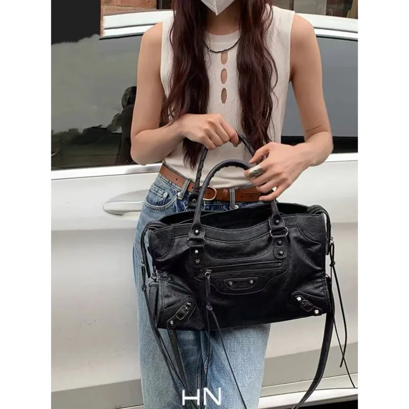 

Versatile Parisian Rivet Locomotive Bag ABG Spicy Girl Premium High Capacity One Shoulder Crossbody Handbag
