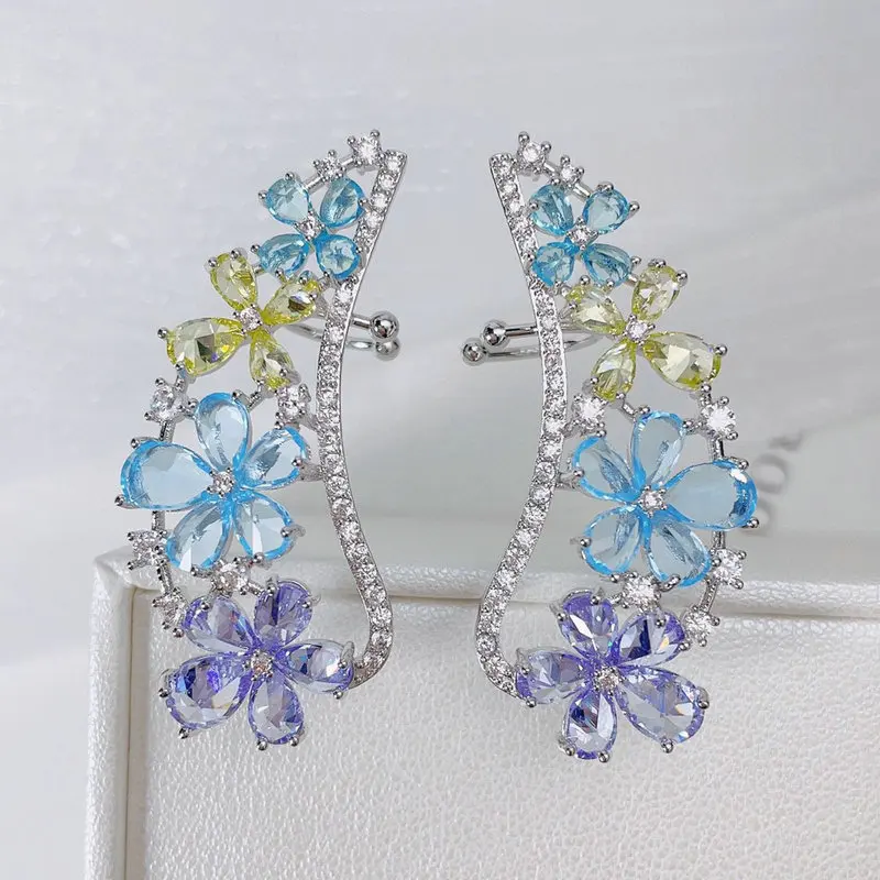 

Модные маленькие серьги с цветами и манжетами