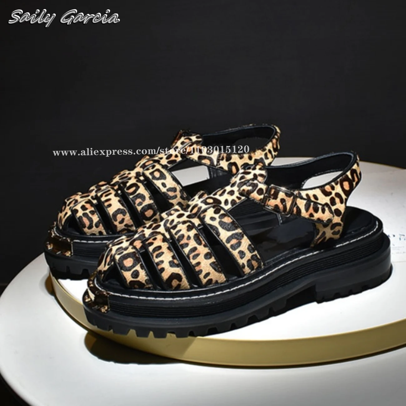 Босоножки из воловьей кожи с леопардовым рисунком шлепанцы металлическим