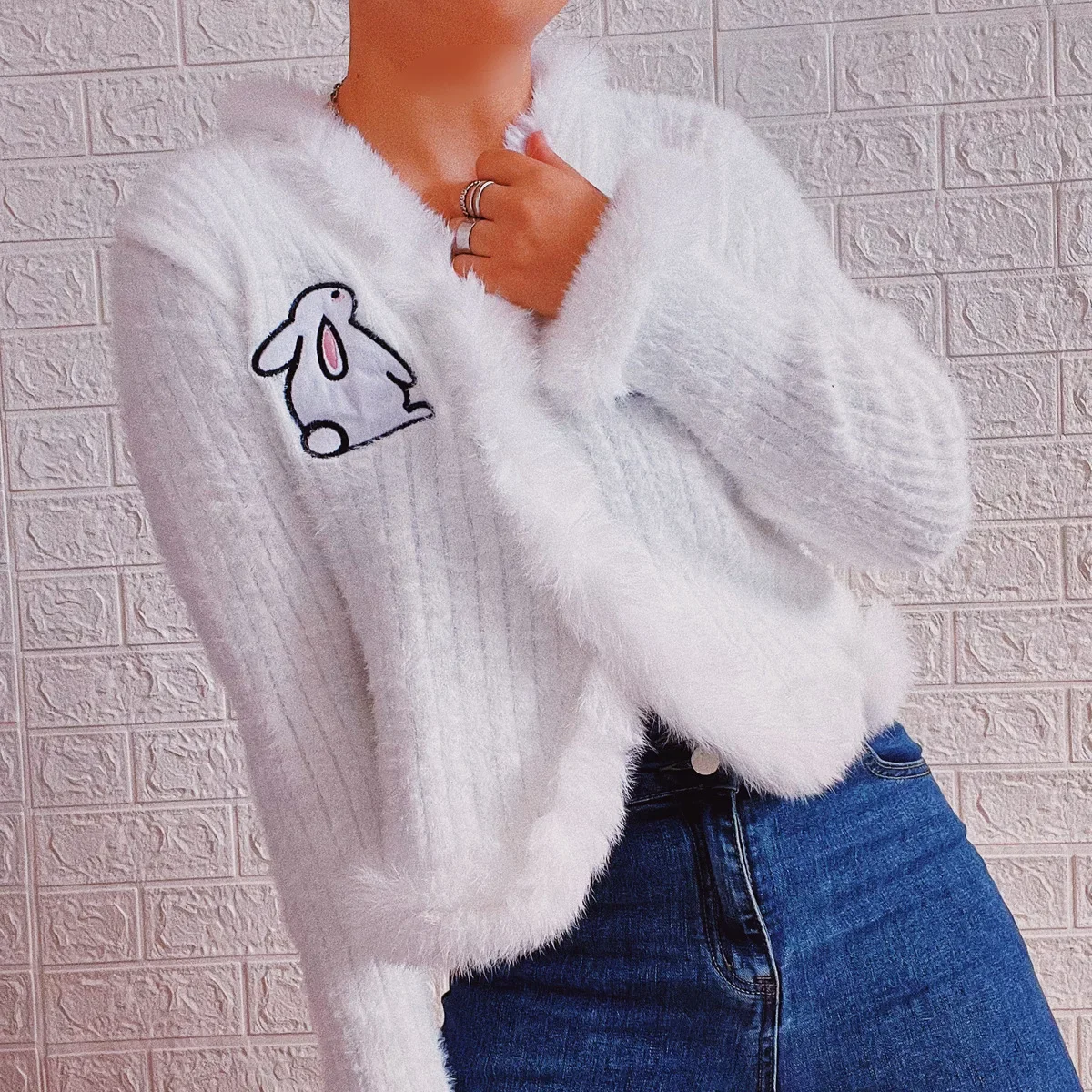 Женский вязаный свитер с вышивкой утепленный кардиган из ангорской пряжи