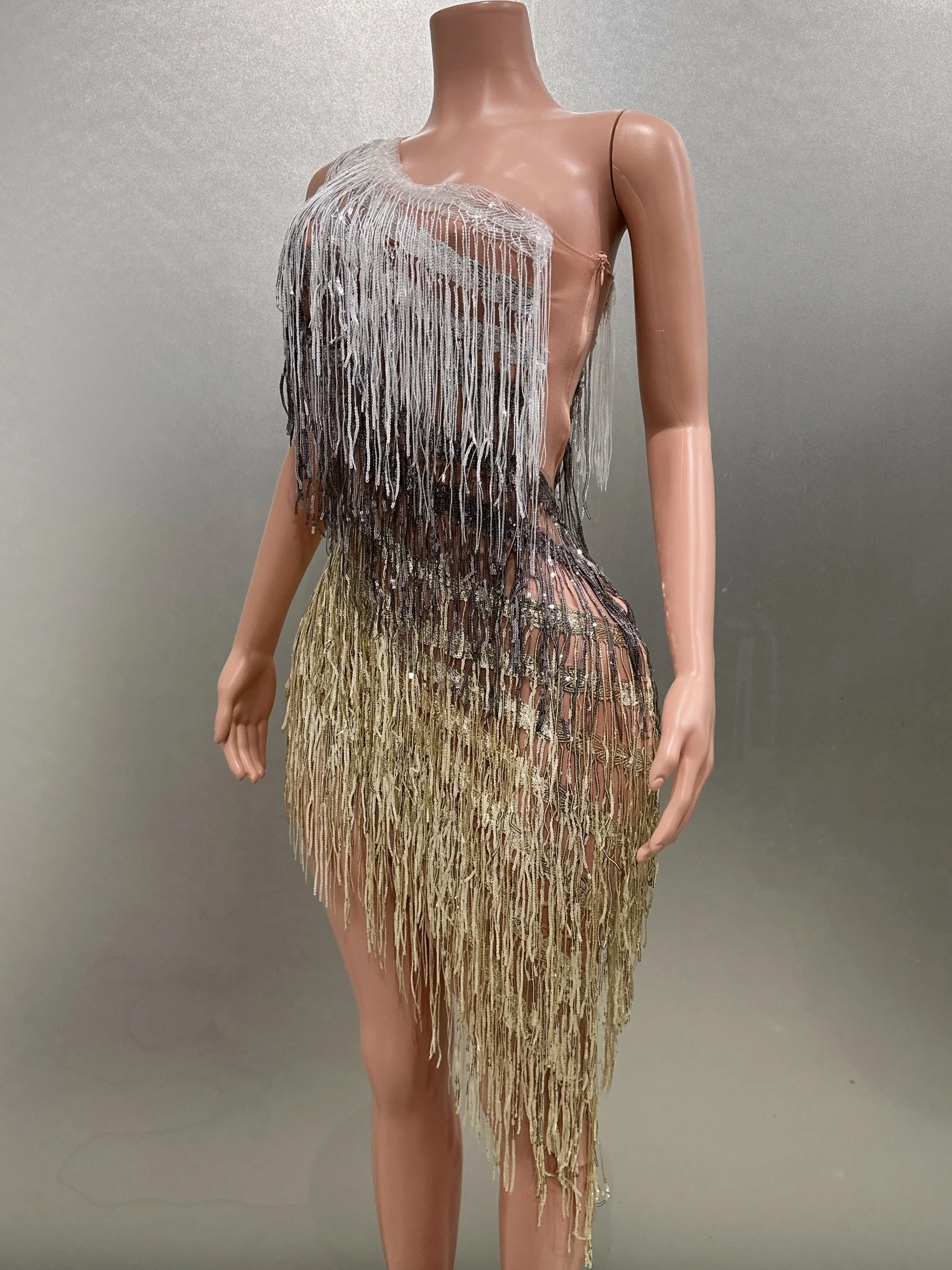 Платье-футляр на одно плечо с блестящими кисточками