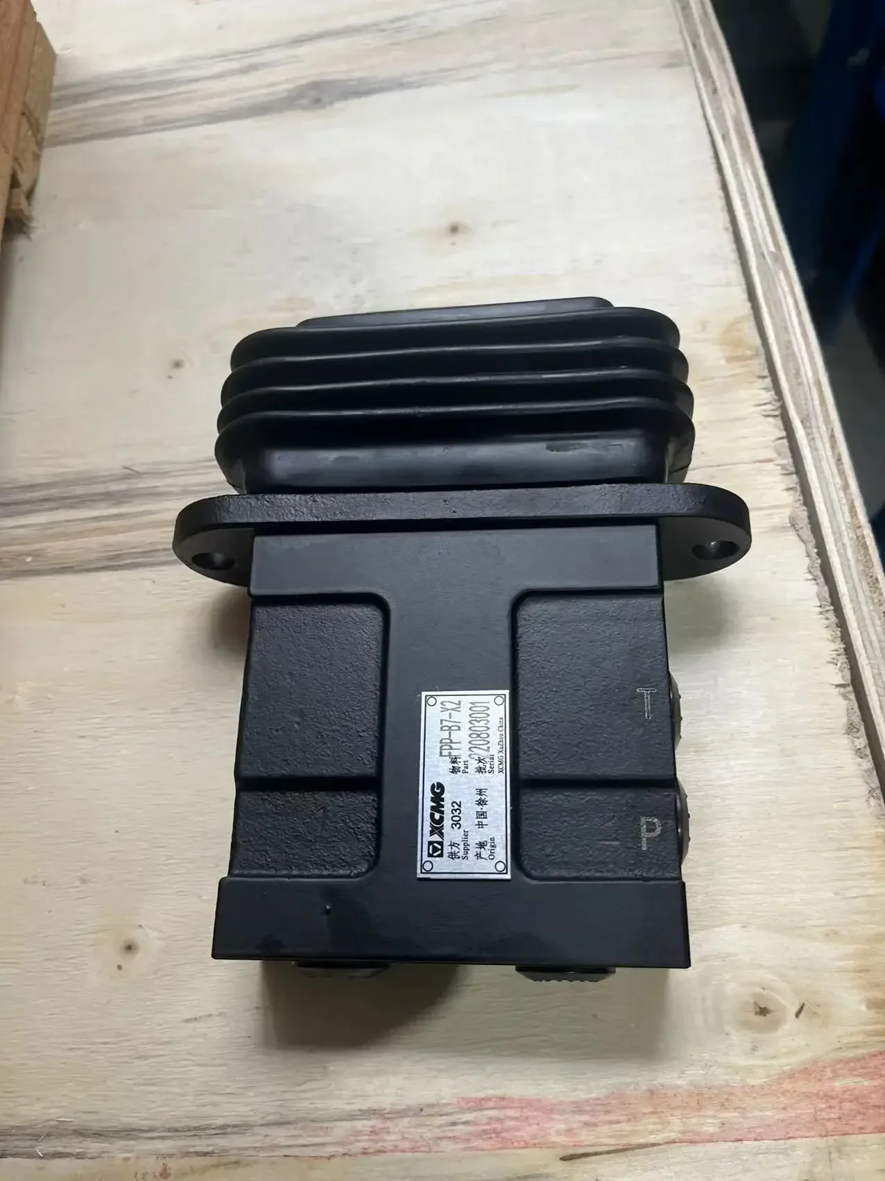 ФПЖ-В36-14-Л1 ФЛГ 22070095 Ручка мини-погрузчика FPJ-W37-14-R1 FLG 22090138 EH RH 1000438987